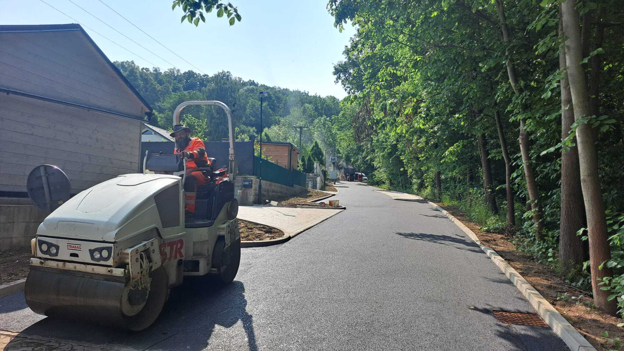Rekonstrukce panelové cesty v řadových domech